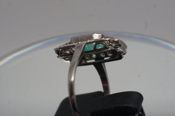 Ring im Artdeco Stil 750er Weissgold mit Smaragd und Brillanten