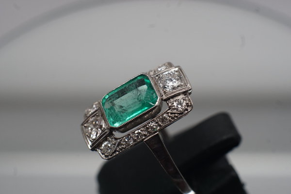 Ring im Artdeco Stil 750er Weissgold mit Smaragd und Brillanten