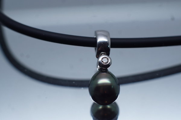 Kettenanhänger 585er 14 Karat Weissgold mit metallic grünlicher Perle und Brillant