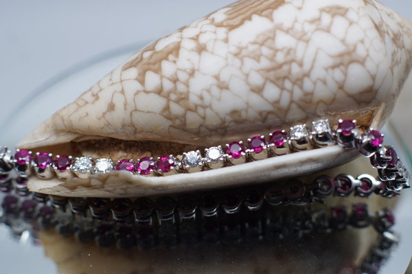 Prunkvolles Armband 750er 18 Karat Weissgold mit natürlichen Rubinen und Brillanten