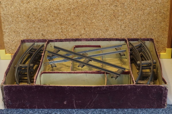 Märklin Original Zugpackung Unterkarton Spur 0 mit vollständigem Märklin 8er Kreis und 2 Geraden