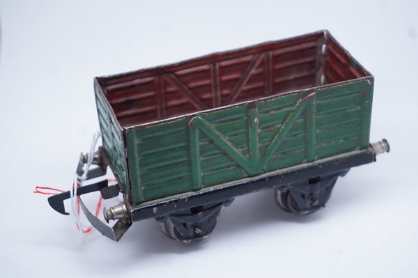 Märklin Güterwagen Spur 0 grün handlackiert, Automatikkupplung nachgerüstet?