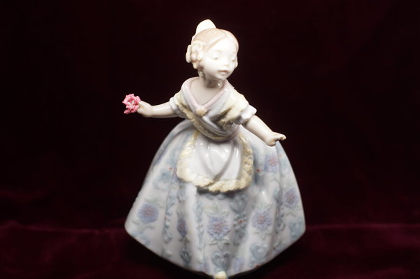 Porzellan Figur "königliches, kokettierendes Fräulein" der Manufaktur LLADRO in Spanien 5375