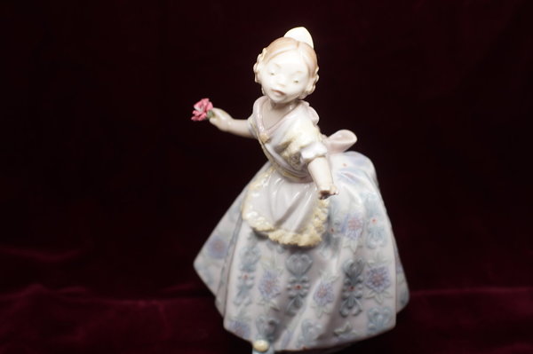 Porzellan Figur "königliches, kokettierendes Fräulein" der Manufaktur LLADRO in Spanien 5375