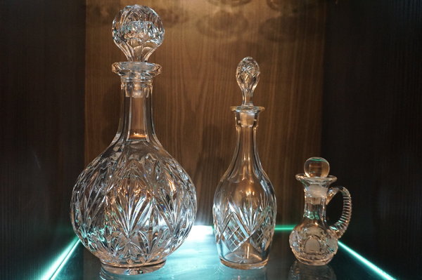 3 Karaffen verschiedener Größen aus Kristallglas