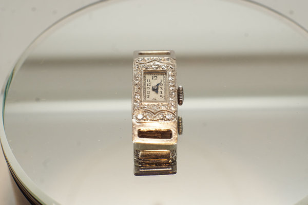 Art Deco Platin und 14 Karat Weißgold Damenuhr mit Diamanten 1930