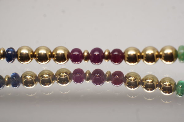 Halskette/Collier in 585er 14 Karat Gelbgold mit Smaragden, Rubinen, Saphiren, 44,5 cm