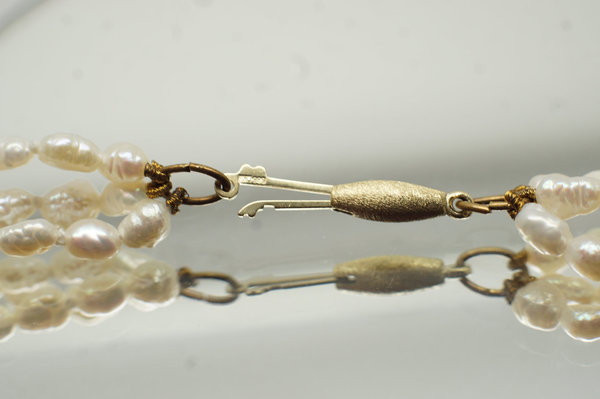 Keshi Perlenkette 3 - reihig 585er 14 Karat Gelbgold Schließe, 43 cm