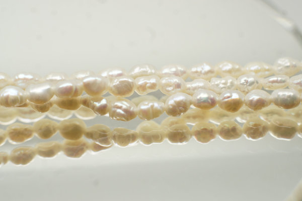 Keshi Perlenkette 3 - reihig 585er 14 Karat Gelbgold Schließe, 43 cm