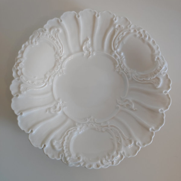 Meissen Relief - Teller mit 3 Kartuschen weiß 4 Schleifstriche, Ø 23,5 cm