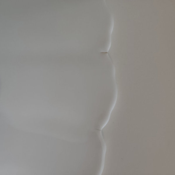 Meissen Relief - Teller mit 3 Kartuschen weiß 4 Schleifstriche, Ø 23,5 cm