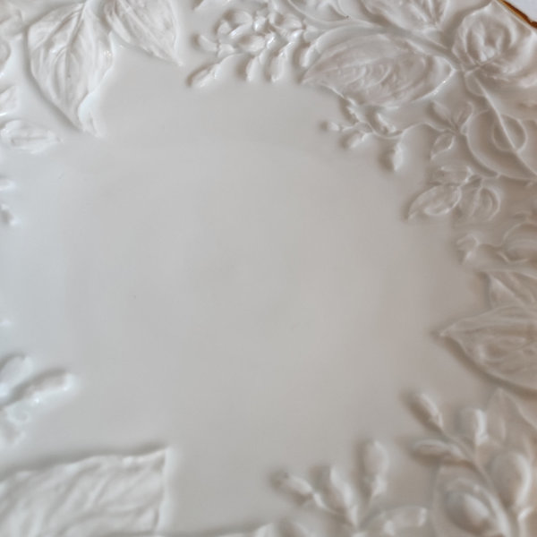 Meissen Teller mit Blattwerk - Relief weiß mit Goldrand 2 Schleifstriche, Ø 24,5 cm
