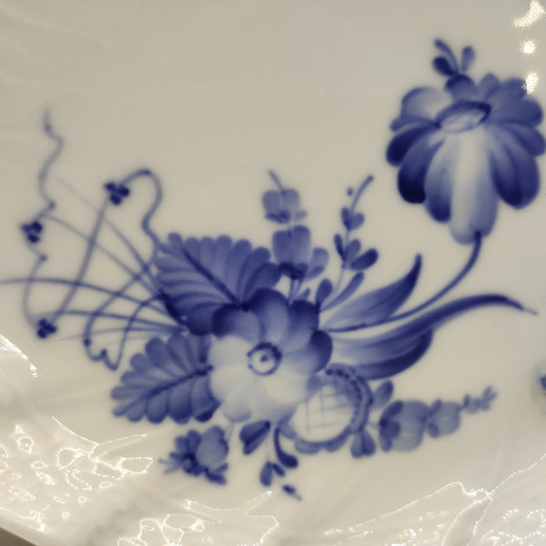 Royal Copenhagen blaue Blume Blattschale/Servierschale mit Korbrand und Astgriff