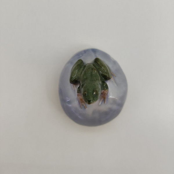 Royal Copenhagen kleine Figur "Frosch sitzend auf Fels/Stein" Nr. 507, H 3,5 cm