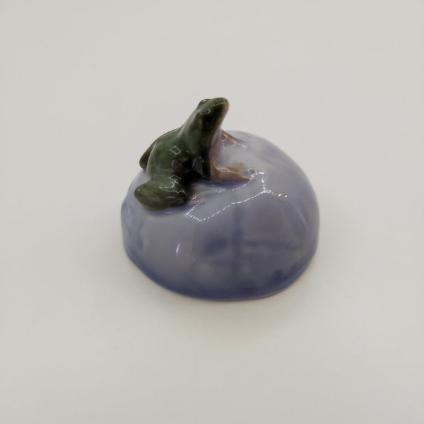Royal Copenhagen kleine Figur "Frosch sitzend auf Fels/Stein" Nr. 507, H 3,5 cm